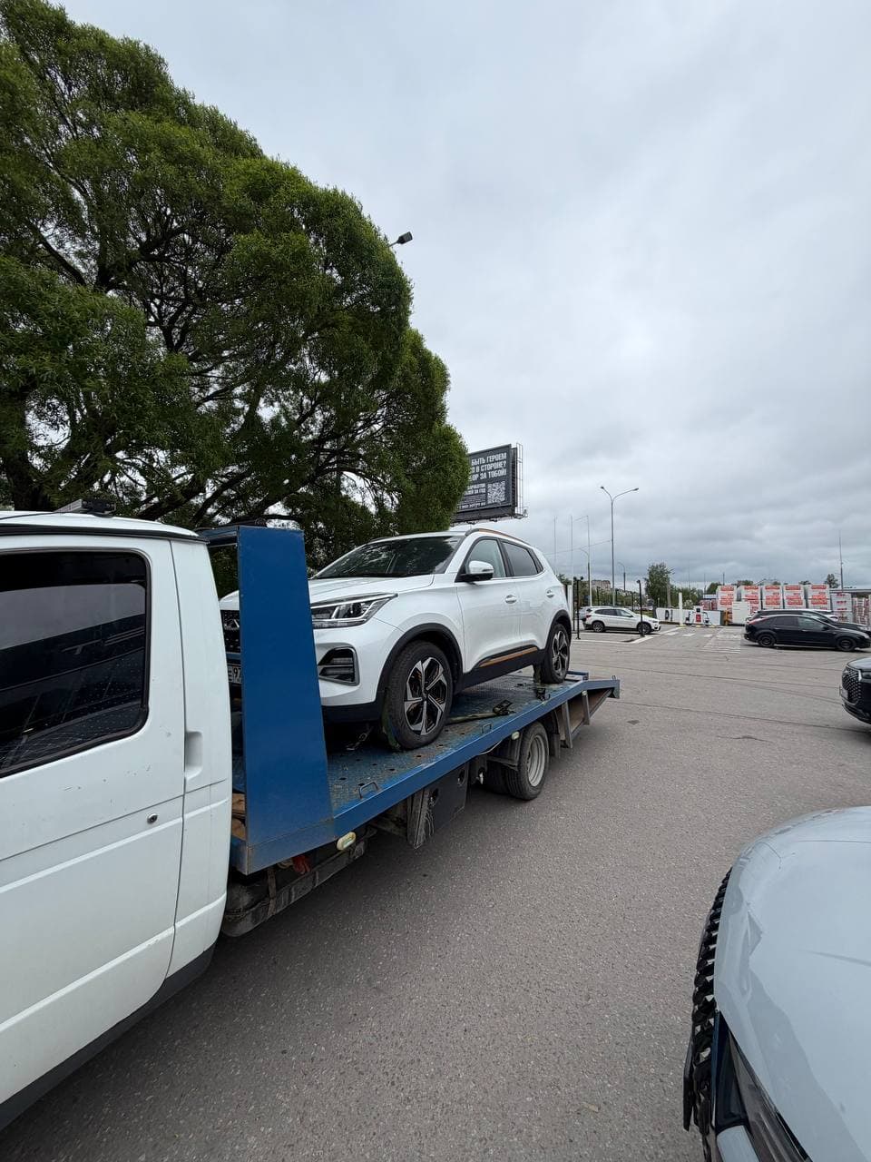 Эвакуация кроссовера Chery на платформе в Великом Новгороде